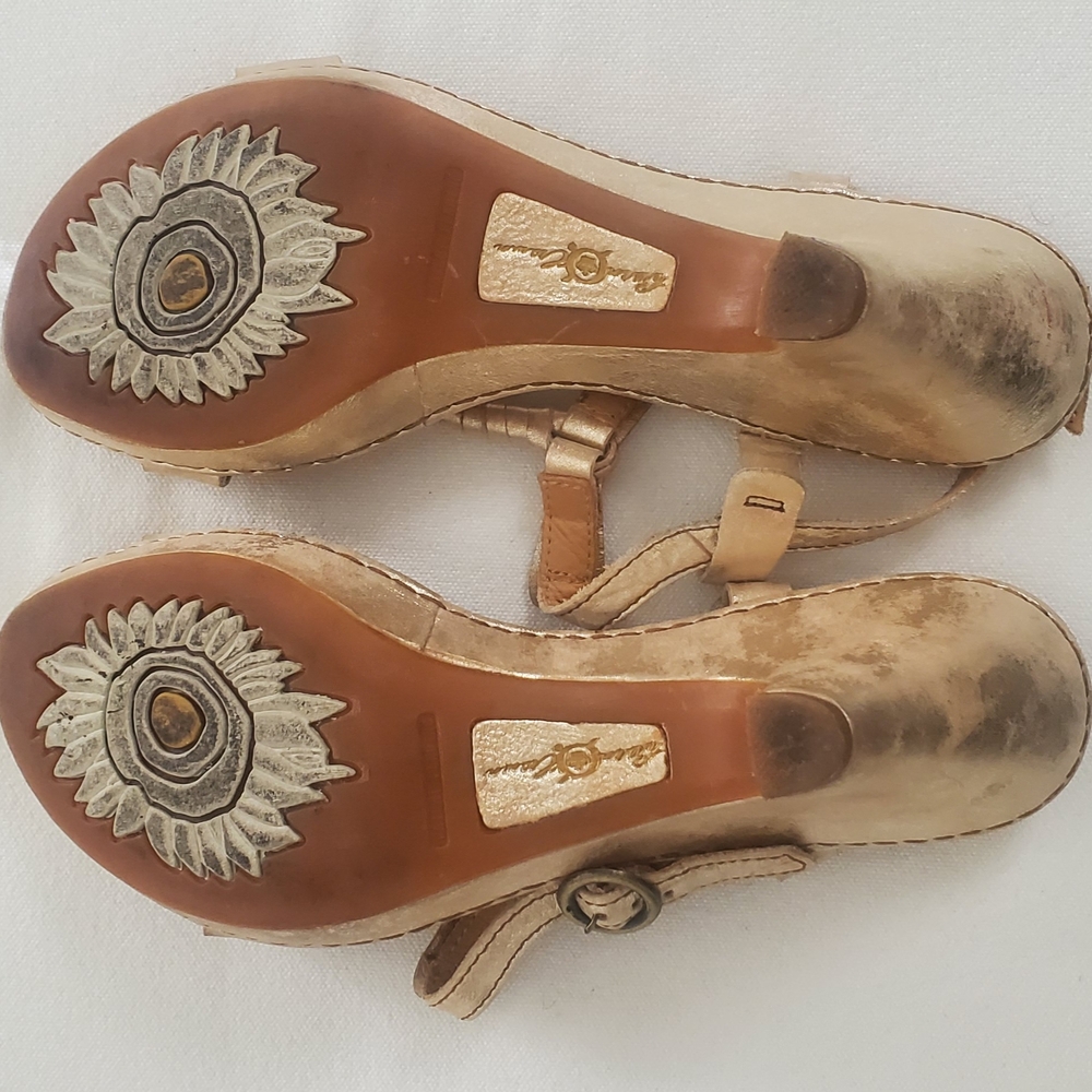 🎀Born Metallic Gold Sandals🎀 - Picture 7 of 12